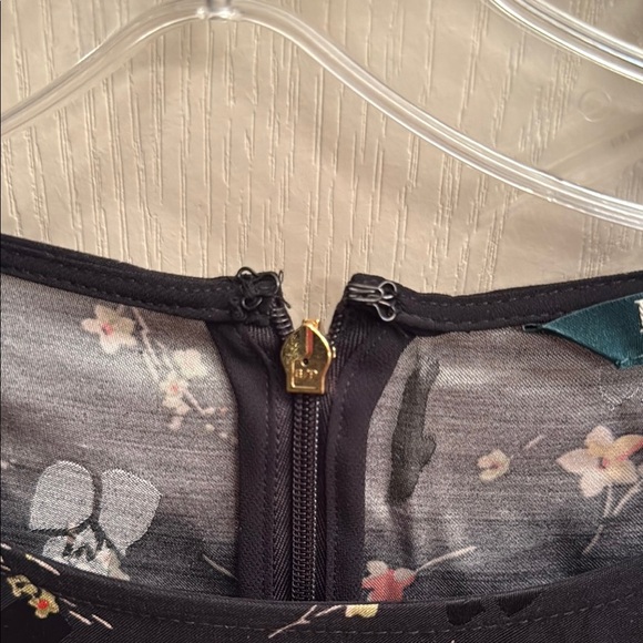 Lauren Ralph Lauren Black Long Sleeve floral with Ruffles on Sleeves. Size 8P - Picture 3 of 9